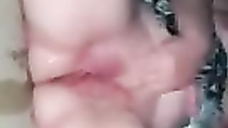 Полная женщина быстро теребит клитор пальцами на постели чтобы сквиртануть